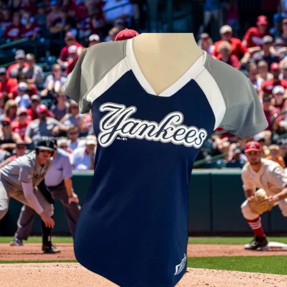 NY Yankees Tee shirt Size M Short Raglan Sleeves V Neck MLB Baseball T Shirt - Picture 1 of 7